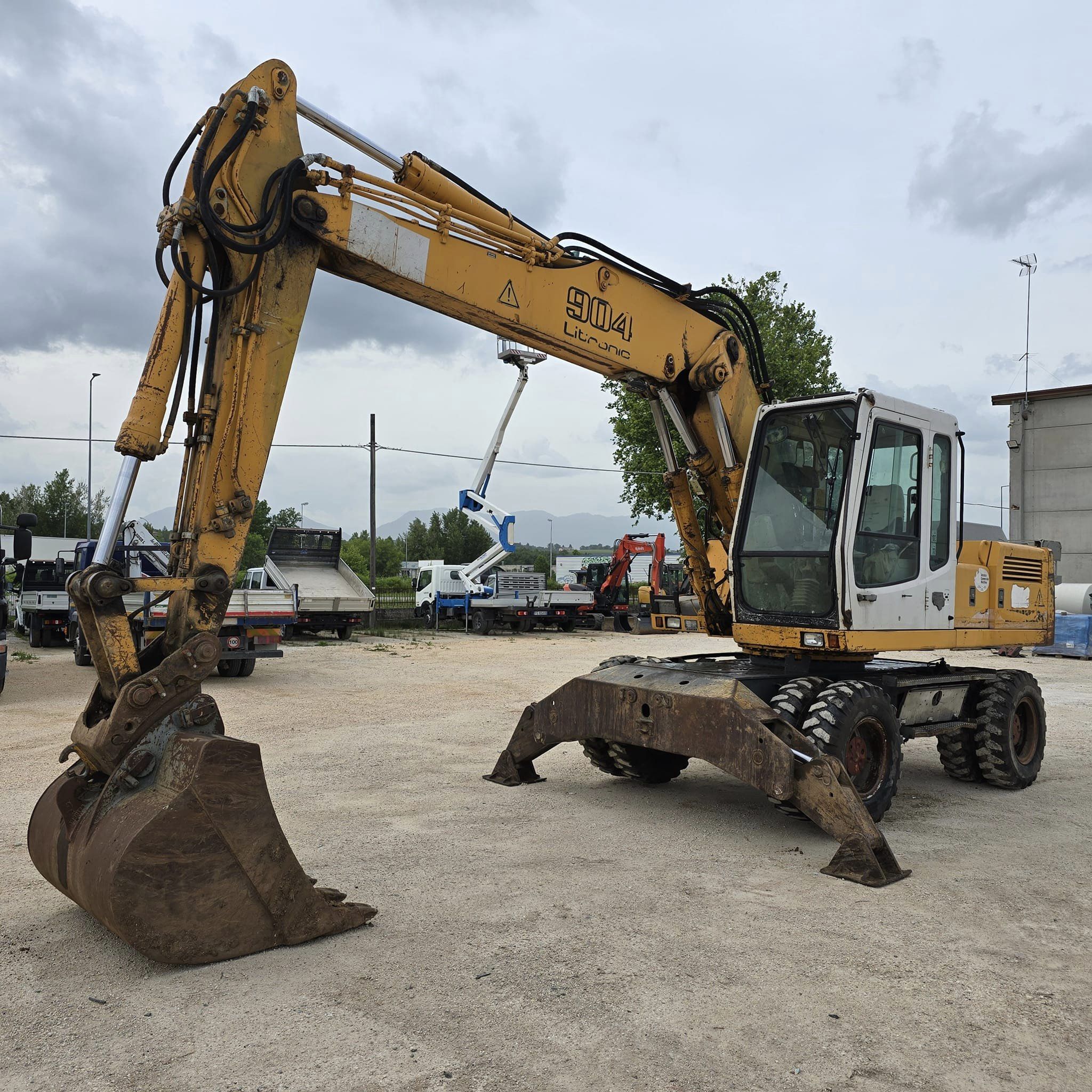 ESCAVATORE GOMMATO LIEBHERR A 904 LITRONIC