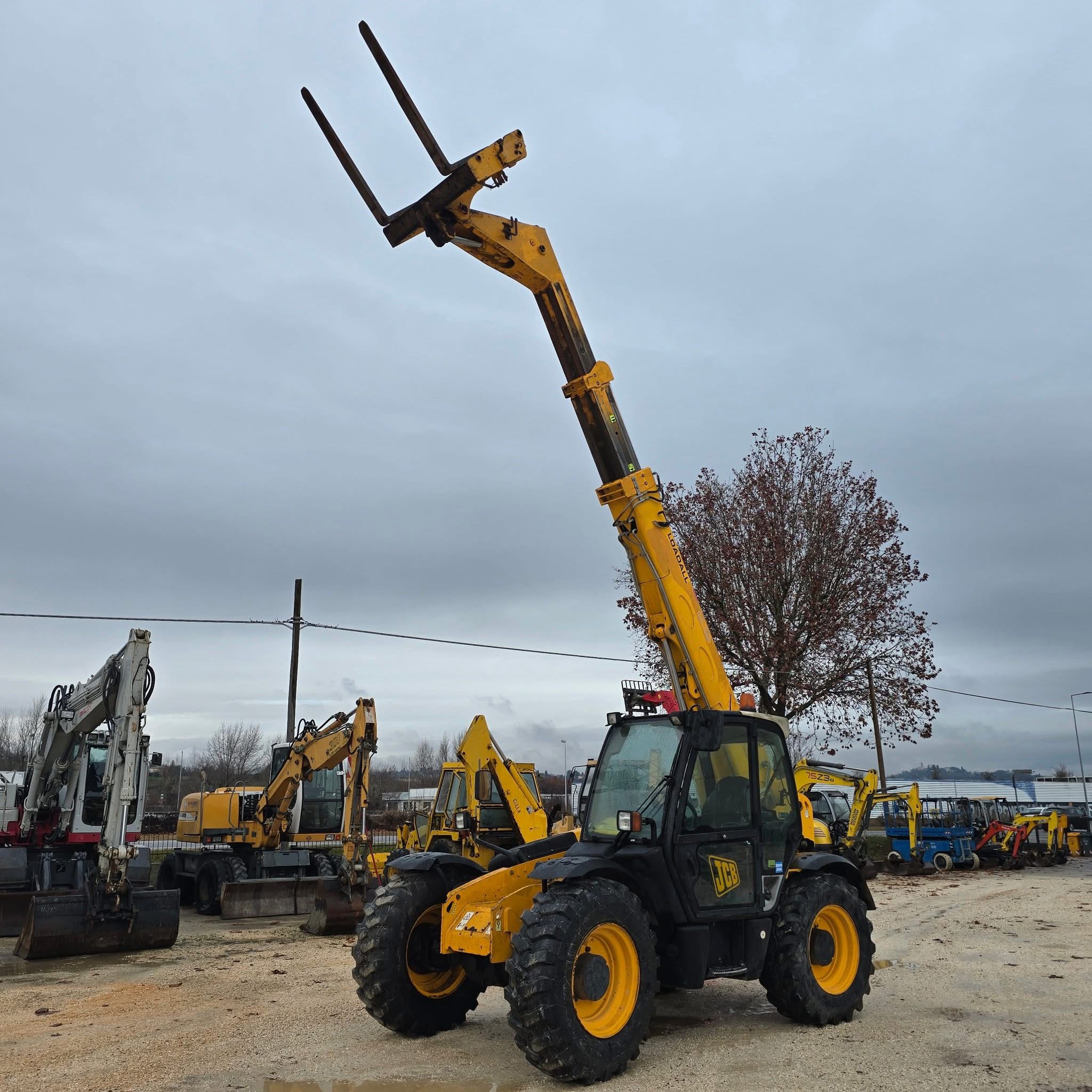 SOLLEVATORE TELESCOPICO JCB