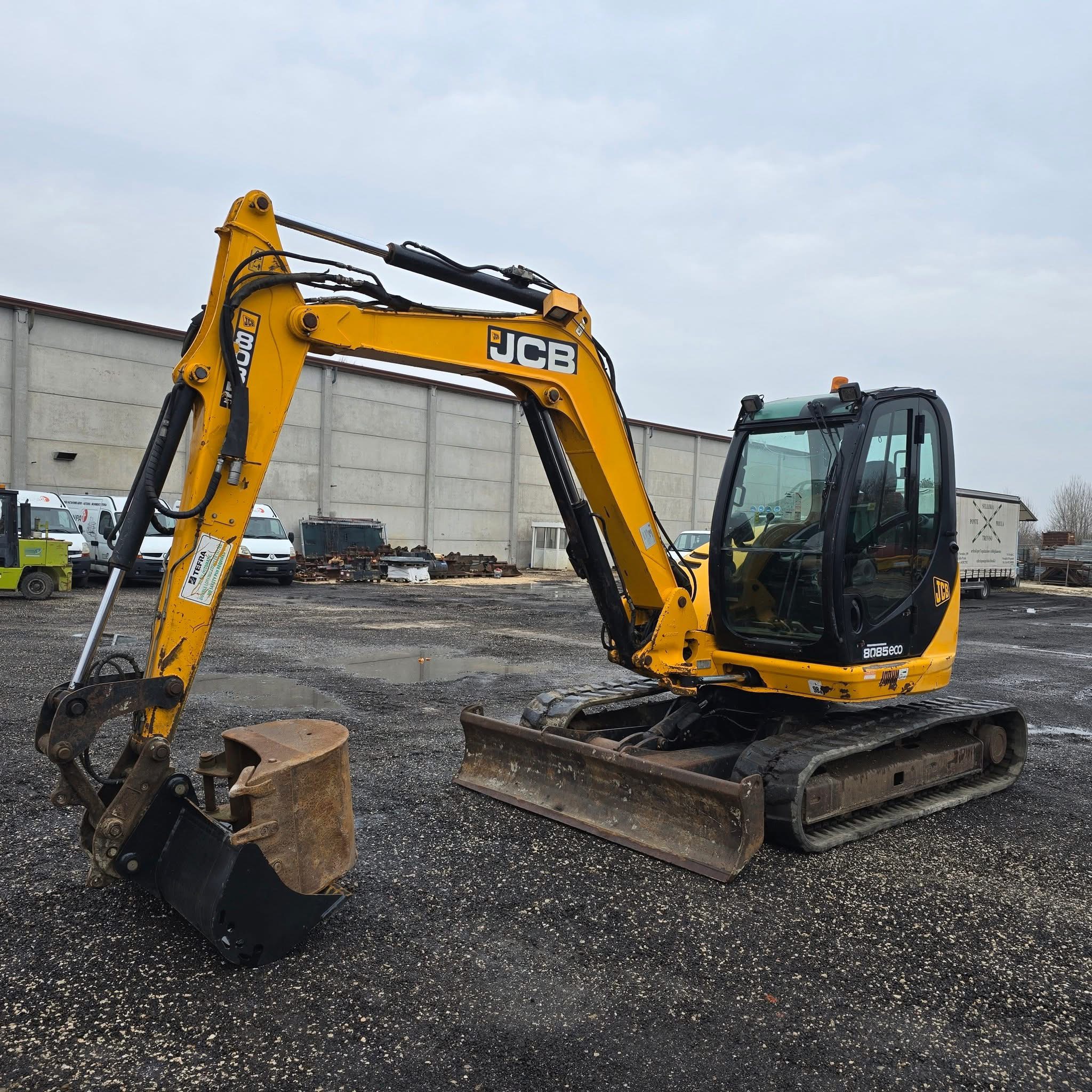 JCB 8085