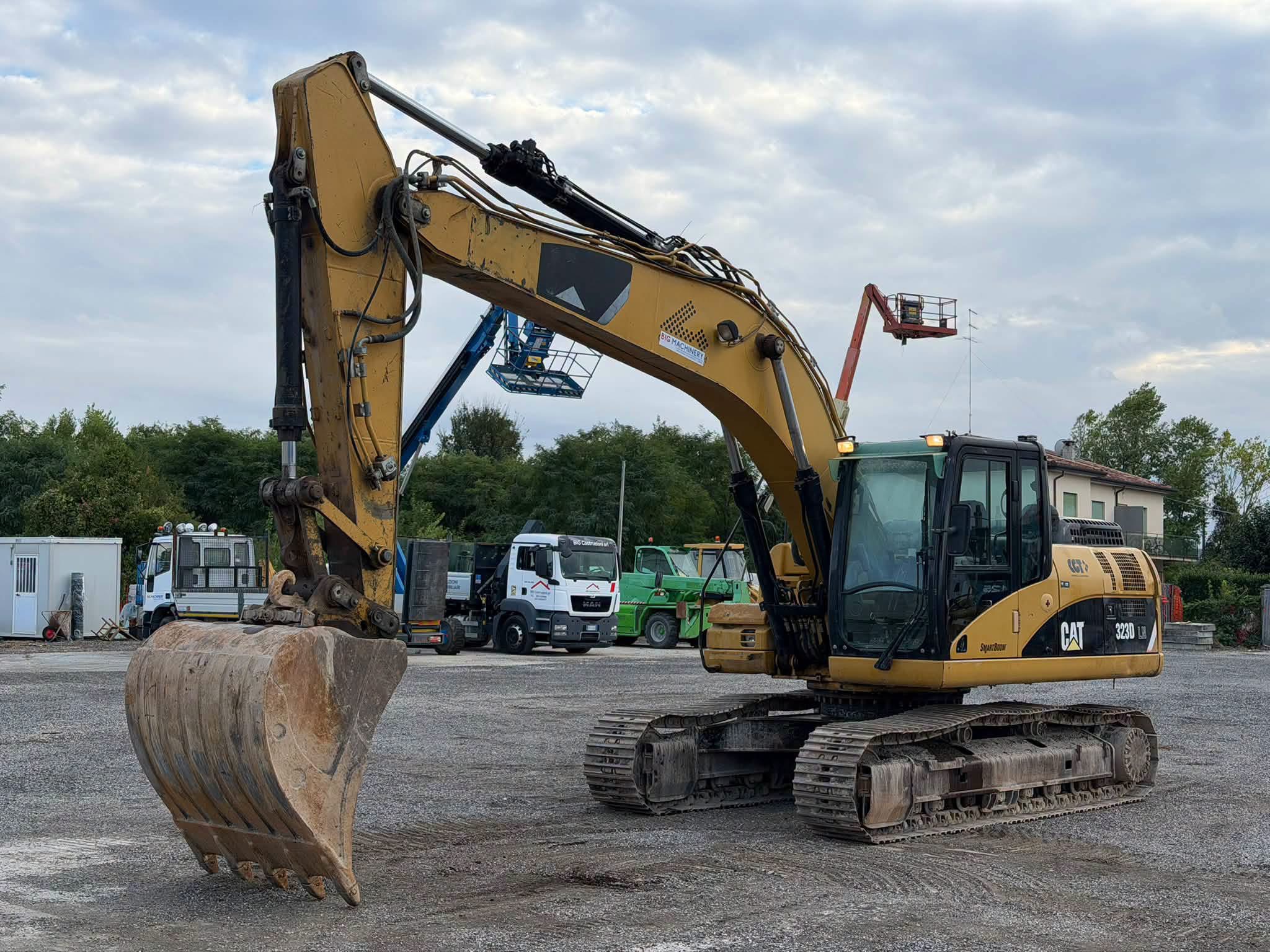 CAT 323D LN